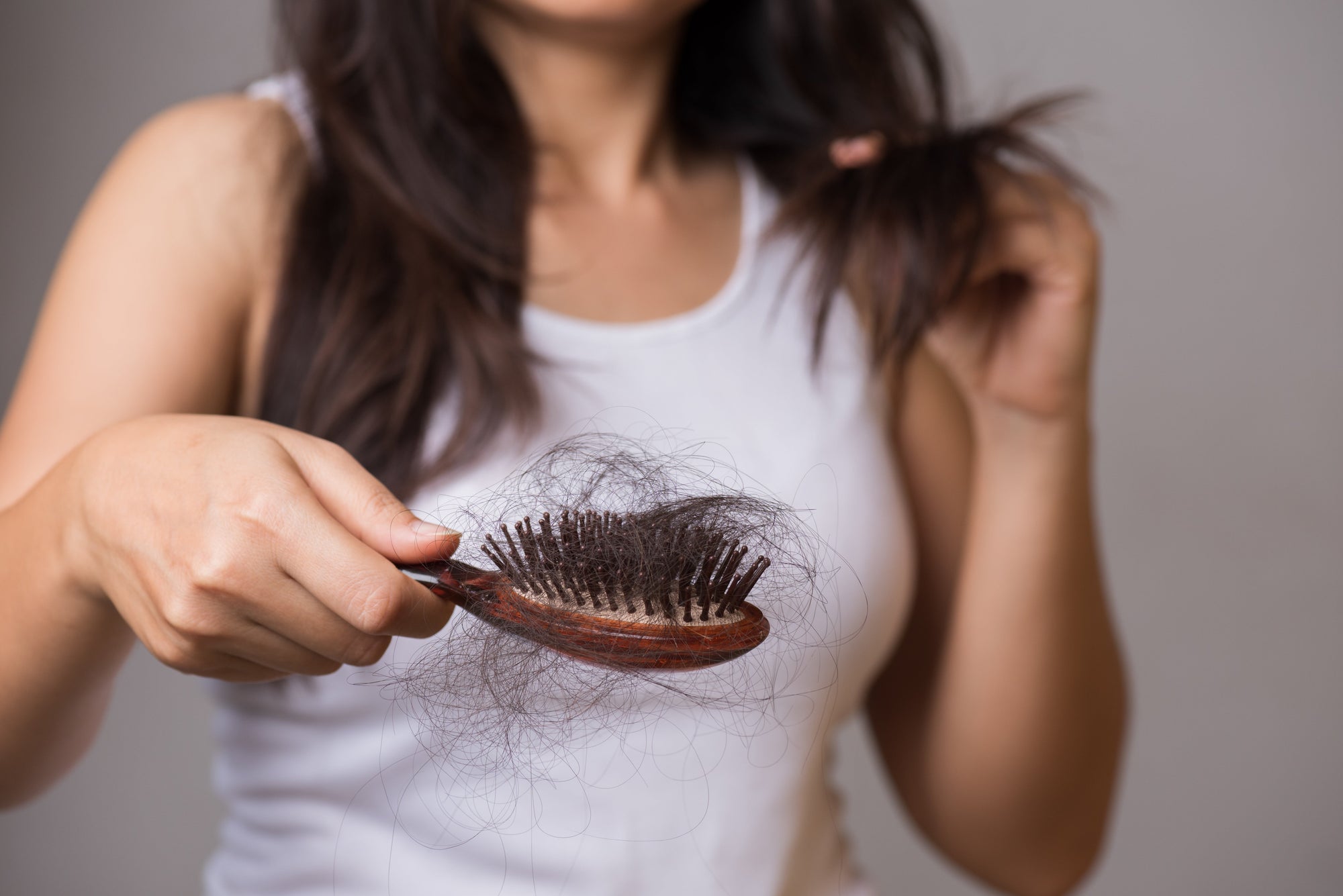 Wypadające włosy po lecie – jak je szybko zregenerować? | Hair Care Panda